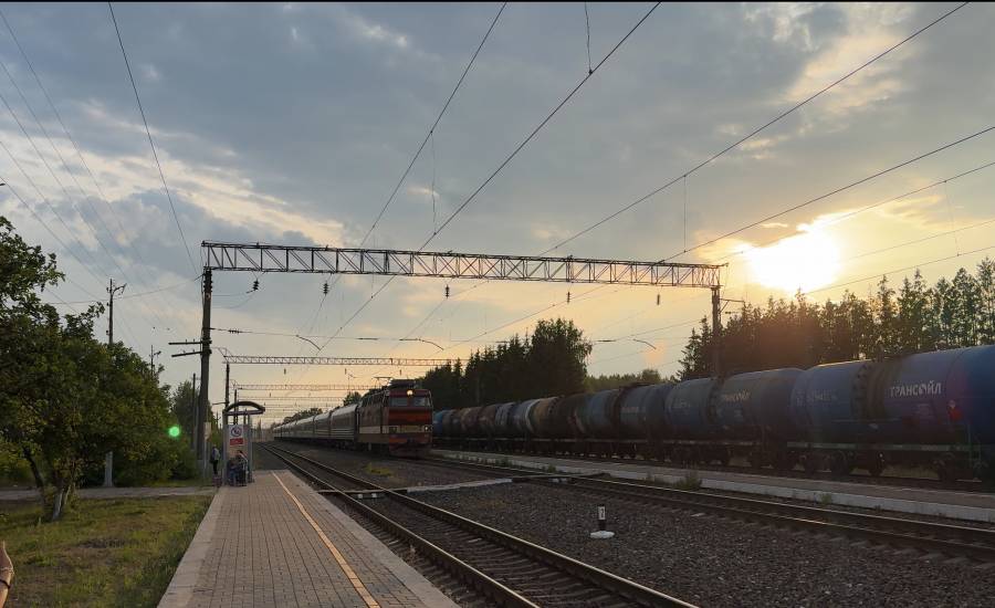 Лютый ЧС4т с поездом Череповец – Москва